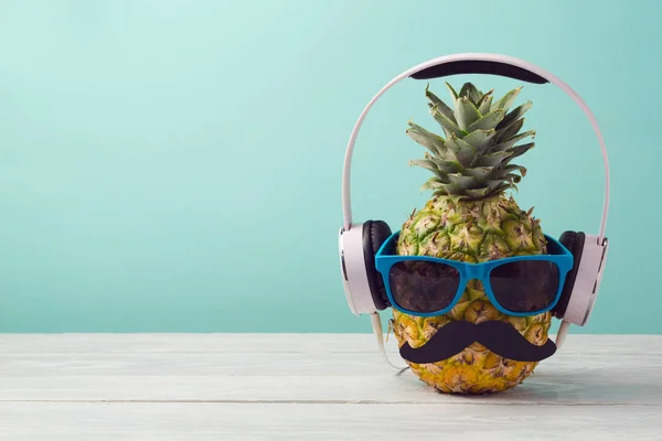 Ananas med solglasögon och hörlurar — Stockfoto