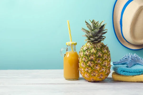 Pineapple, juice and beach towels — Stock Photo, Image