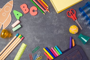 Okulun arka planına 