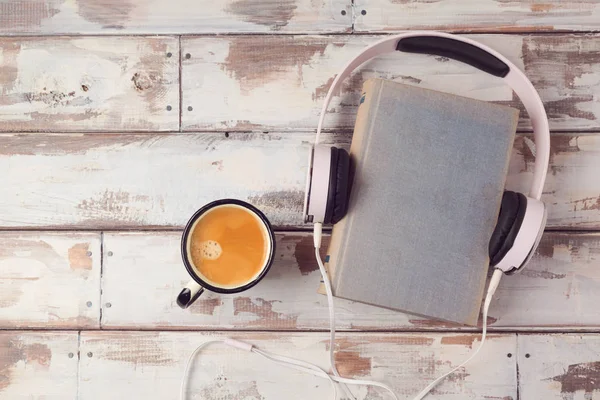 Concepto de libro audio con libro viejo — Foto de Stock