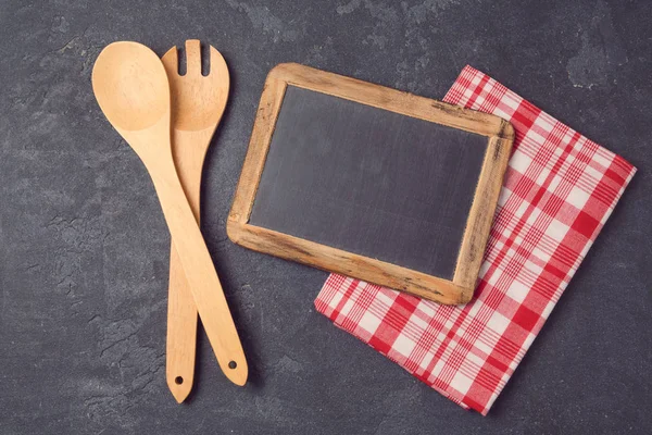 Svarta tavlan, bordsduk och köksredskap — Stockfoto