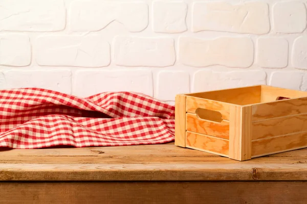Mesa de cubierta con caja y mantel — Foto de Stock