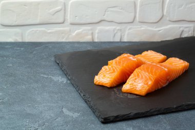 Koyu arka plan üzerine somon fileto 