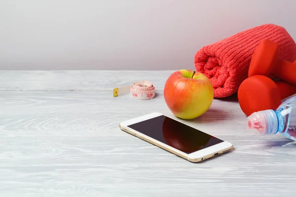 Mancuernas, manzana y smartphone — Foto de Stock