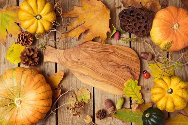 Fall leaves and pumpkins — Stock Photo, Image