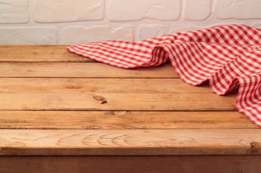 Boş tahta masa masa örtüsü ile.