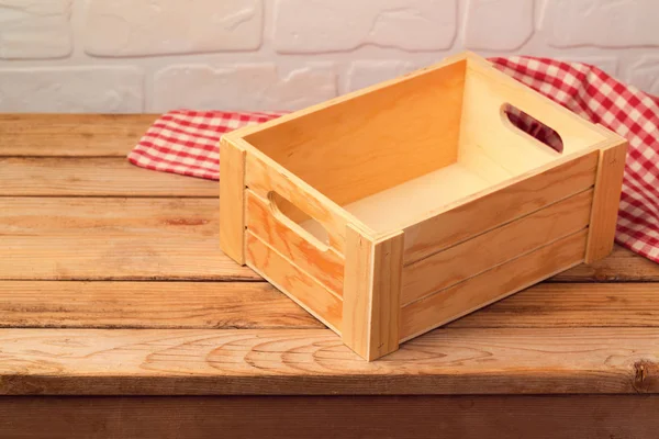 Порожній дерев'яний ящик — стокове фото