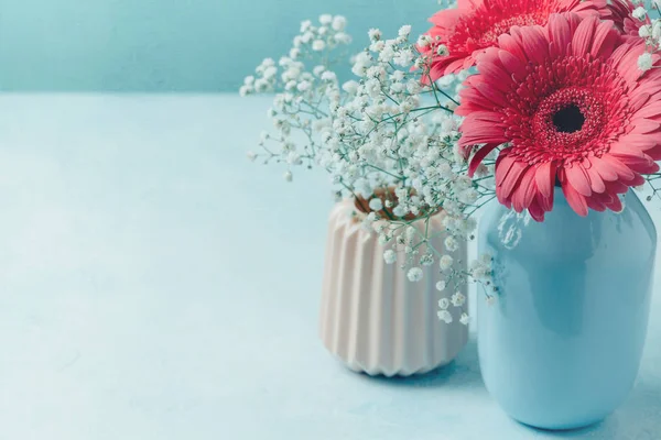 Hermosas flores en jarrón — Foto de Stock