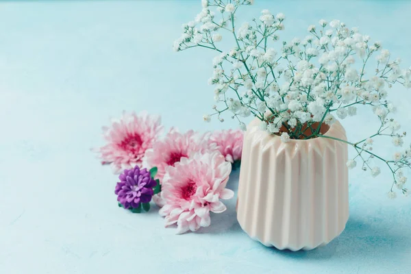 Hermosas flores en jarrón — Foto de Stock