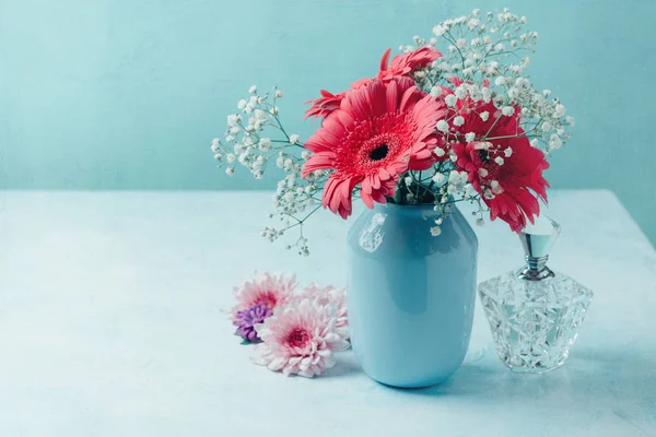 鲜花插在花瓶里与女性香水 — 图库照片
