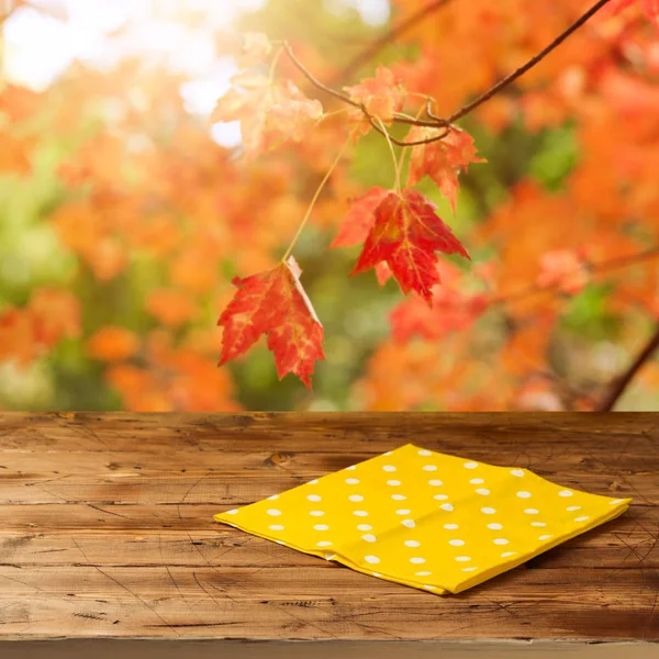 Mesa de madera vacía con mantel — Foto de Stock