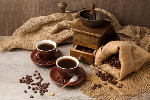 Cups and old vintage coffee grinder — Stock Photo, Image