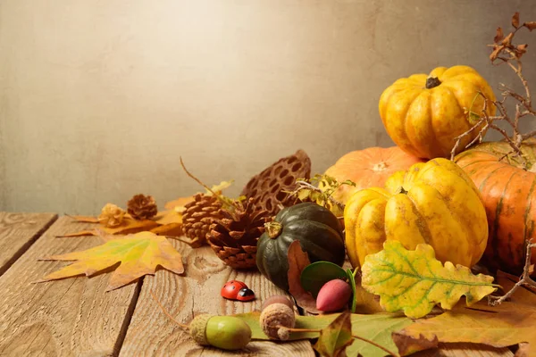 Höstens bakgrund med fall blad — Stockfoto