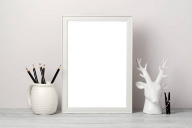 Beyaz çerçeve kadar sahte 