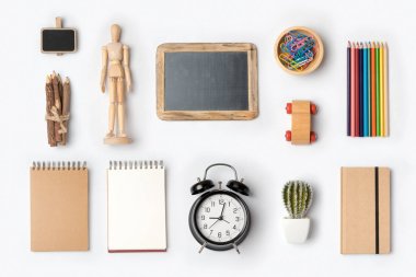 Beyaz arka plan üzerinde düzenlenen hool malzemeleri.