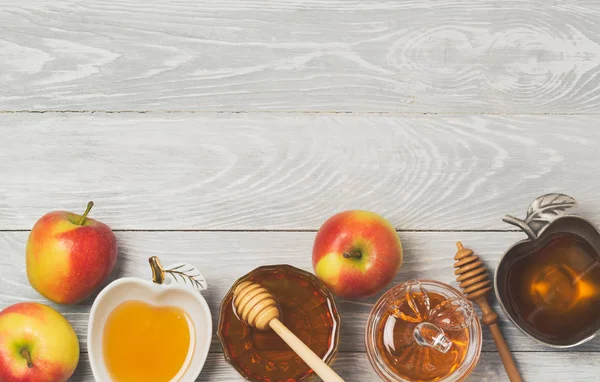 Honung och äpplen över trä bakgrund — Stockfoto