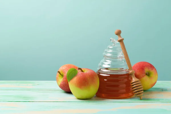 Miel y manzanas sobre fondo azul — Foto de Stock