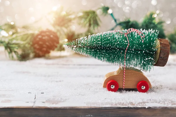 Arbre de Noël sur jouet voiture — Photo