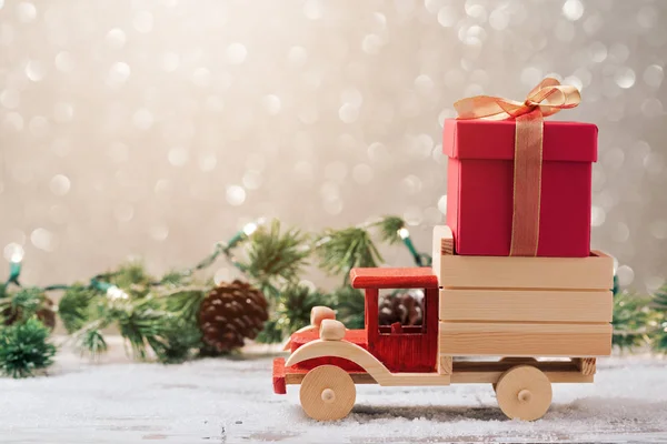 Scatola regalo di Natale sul camion giocattolo — Foto Stock