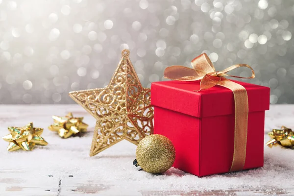 Gavekasse og dekorasjoner til jul – stockfoto