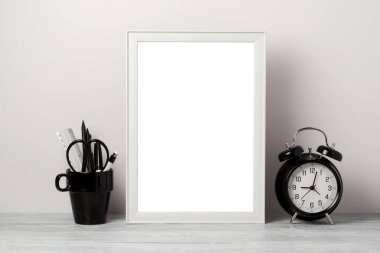 Beyaz çerçeve kadar sahte 