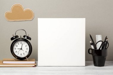 Boş tuval kadar sahte 