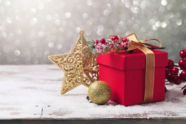 Gavekasse og dekorasjoner til jul – stockfoto