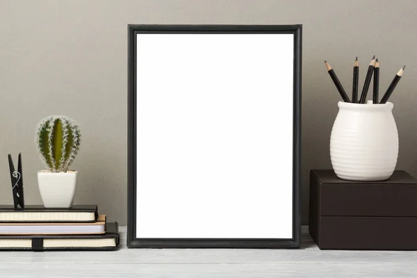 Frame mock up na mesa — Fotografia de Stock