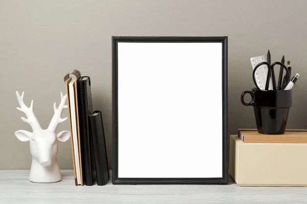 Frame mock up na mesa — Fotografia de Stock