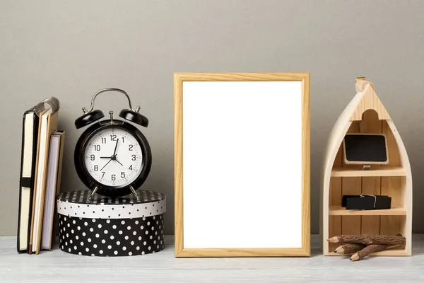 Frame mock up op tafel — Stockfoto