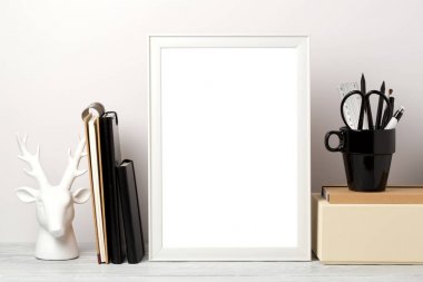 Beyaz çerçeve kadar sahte 