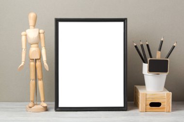 Siyah çerçeve kadar sahte 