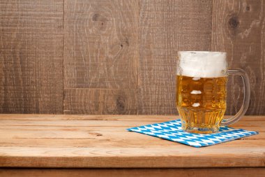  bira kupası ahşap arka planda