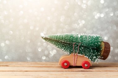 oyuncak araba ve çam ağacı