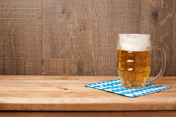 Tazza di birra su sfondo di legno — Foto Stock