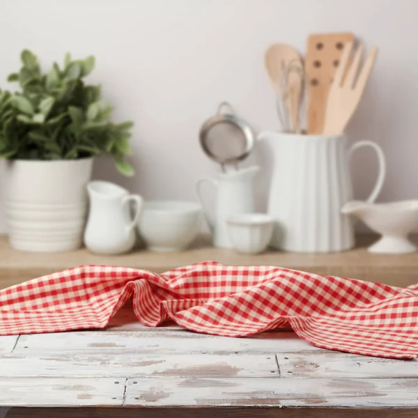 Mesa con mantel rojo a cuadros — Foto de Stock