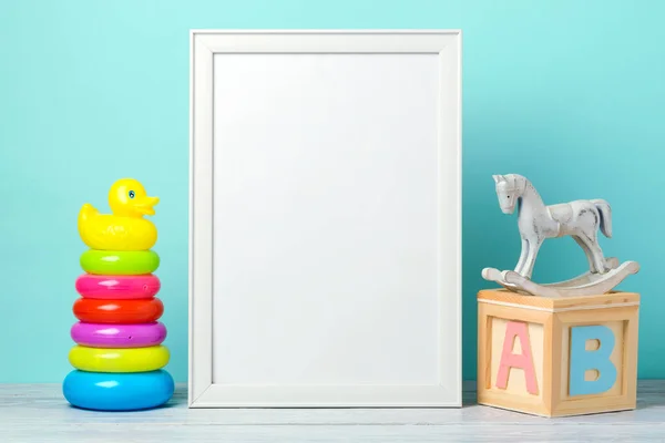 Mesa de madeira com brinquedos . — Fotografia de Stock