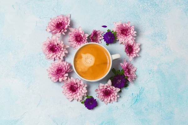 Coffee cup and flowers — Stock Photo, Image