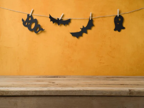 Хеллоуїн фон з дерев'яним столом — стокове фото