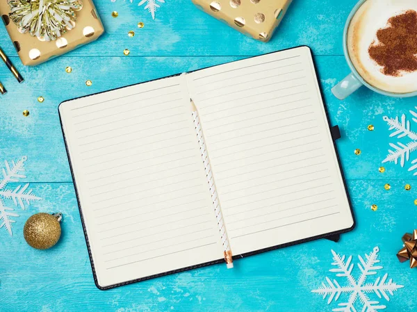 Defter ile hediye kutuları ve kahve fincanı