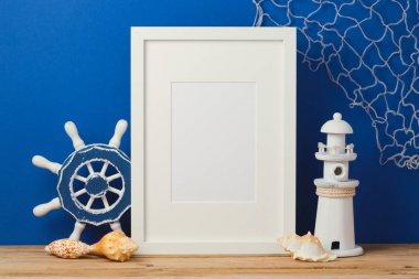 Çerçeve ahşap masanın üzerine alay etmek yukarıya