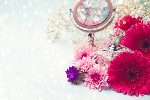Flacon de parfum femme avec fleurs — Photo
