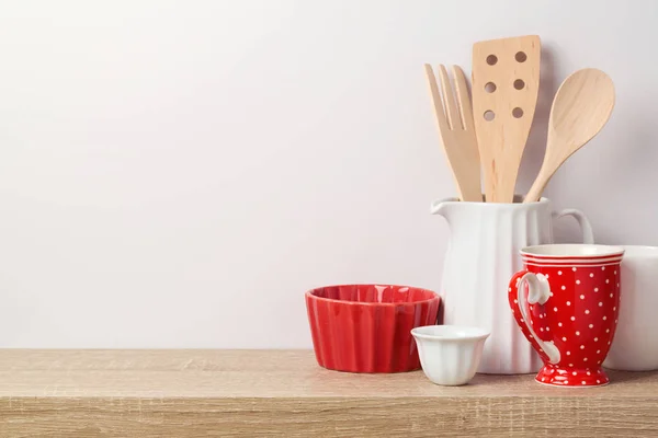 Mensola con utensili da cucina — Foto Stock