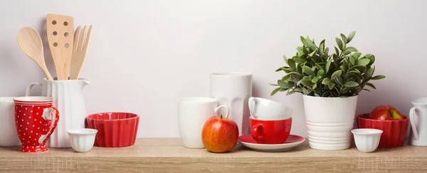 Prateleira de cozinha com planta, copos — Fotografia de Stock