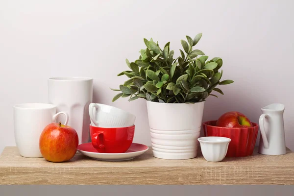 Estante de la cocina con planta, tazas —  Fotos de Stock