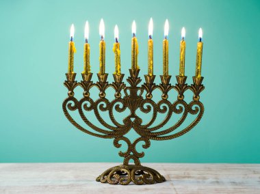Hanukkah menorah altın mum ile 