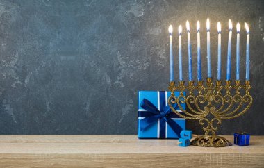 Hanukkah menorah ile kutlama