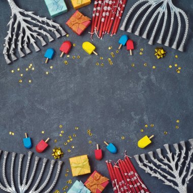 Menora, hediye kutuları ve topaç