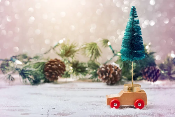 Árvore de Natal no carro brinquedo — Fotografia de Stock