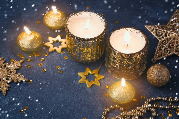 Fondo festivo de Navidad con velas — Foto de Stock